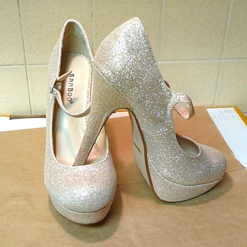 Bamboo high heels platform shoes metallic gold color Size 8 NWOT